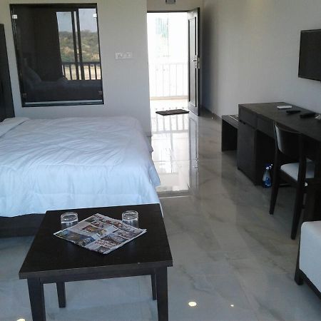 The Meera Hotel Derol Ngoại thất bức ảnh