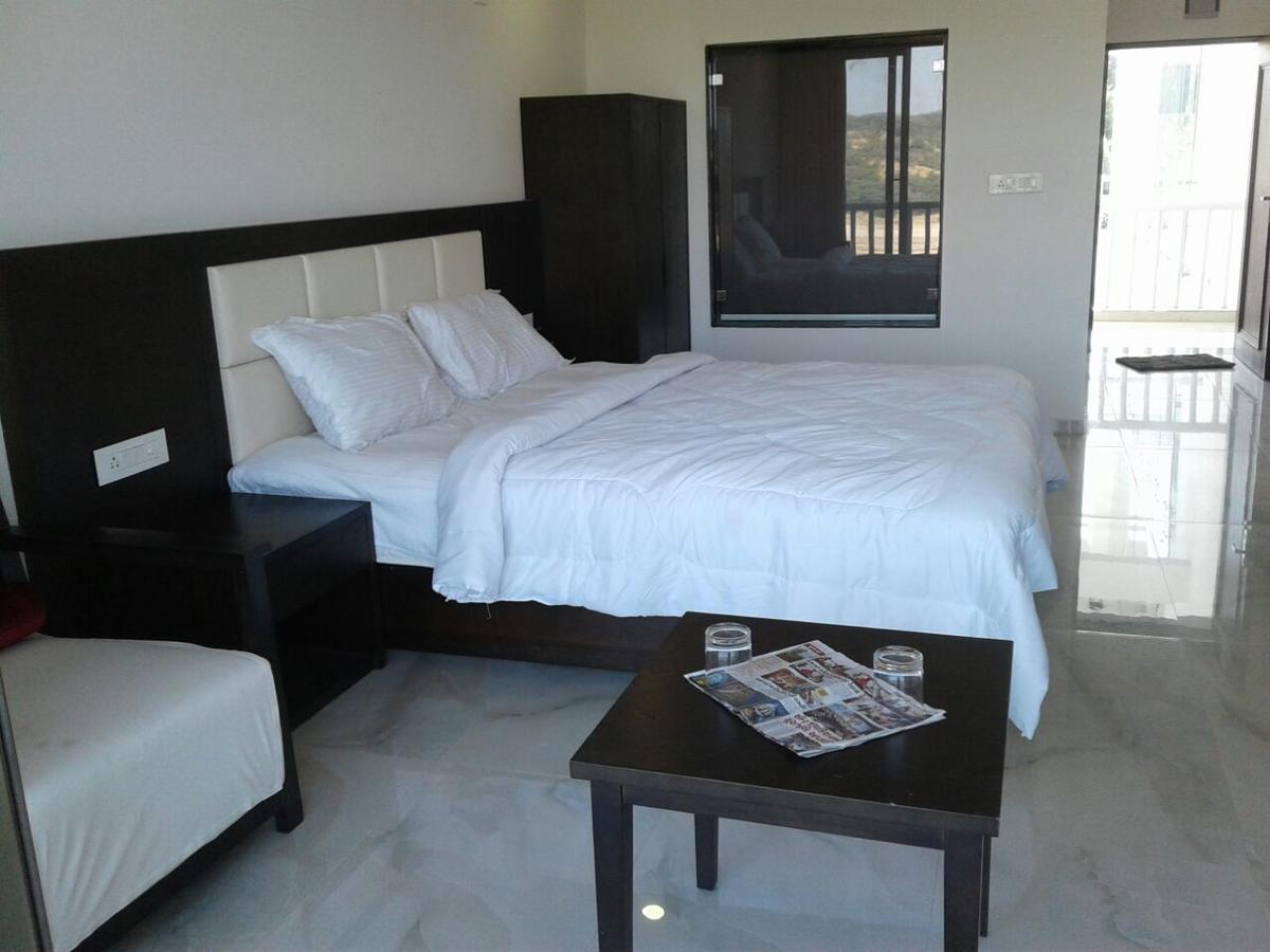 The Meera Hotel Derol Ngoại thất bức ảnh