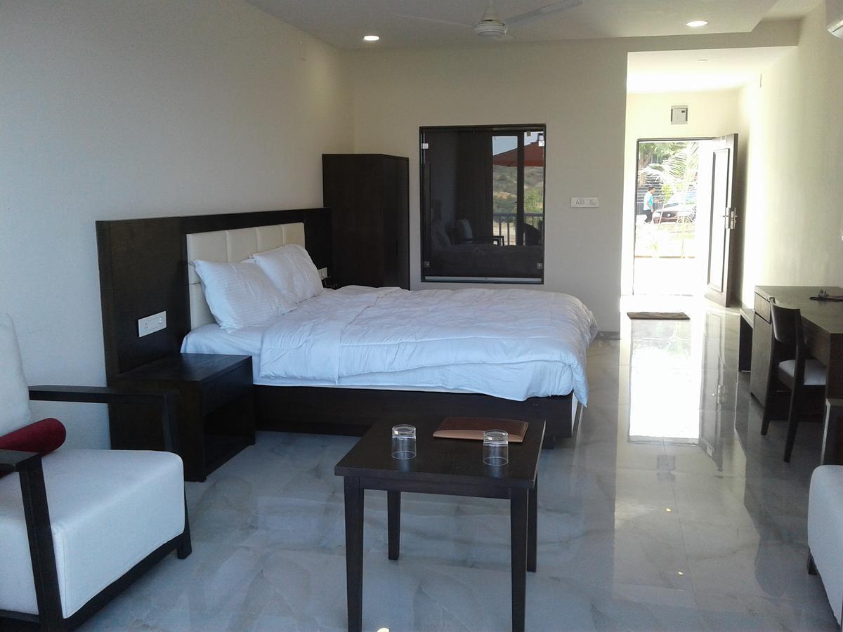 The Meera Hotel Derol Ngoại thất bức ảnh